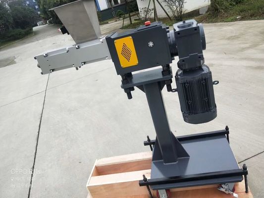 Material gêmeo de gerencio de vibração do alimentador D2 do lado da extrusora de parafuso para a extrusora de WPC